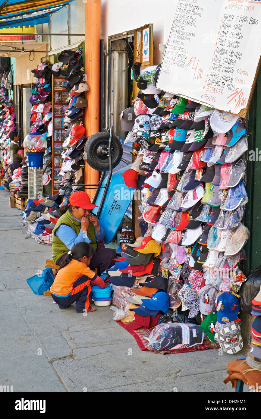 Baseball Kappe Stand auf den Straßen von Huaraz In Peru, Südamerika. Stockfoto