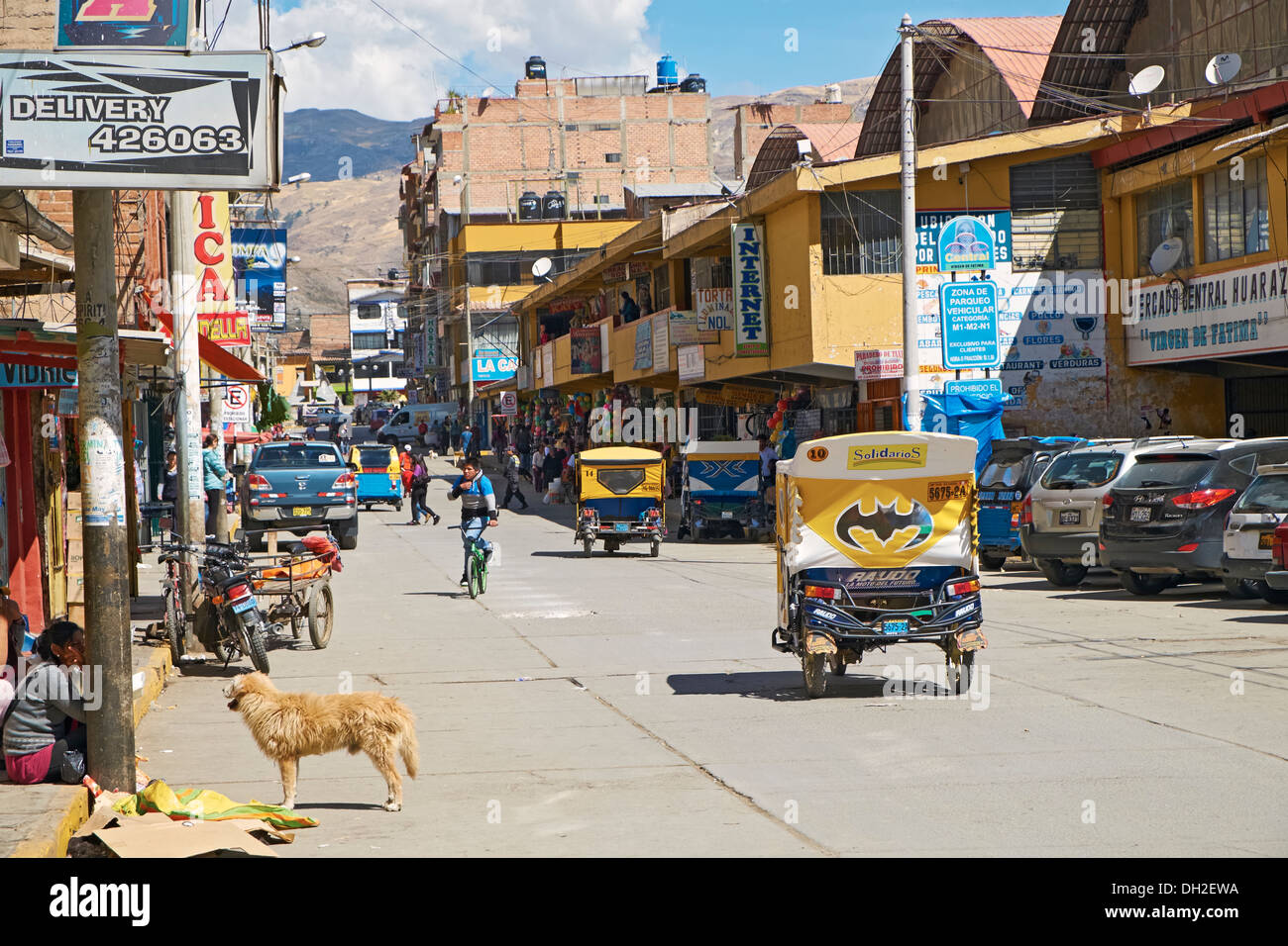 Motor Dreirad auf den belebten Straßen von Huaraz In Peru, Südamerika. Stockfoto