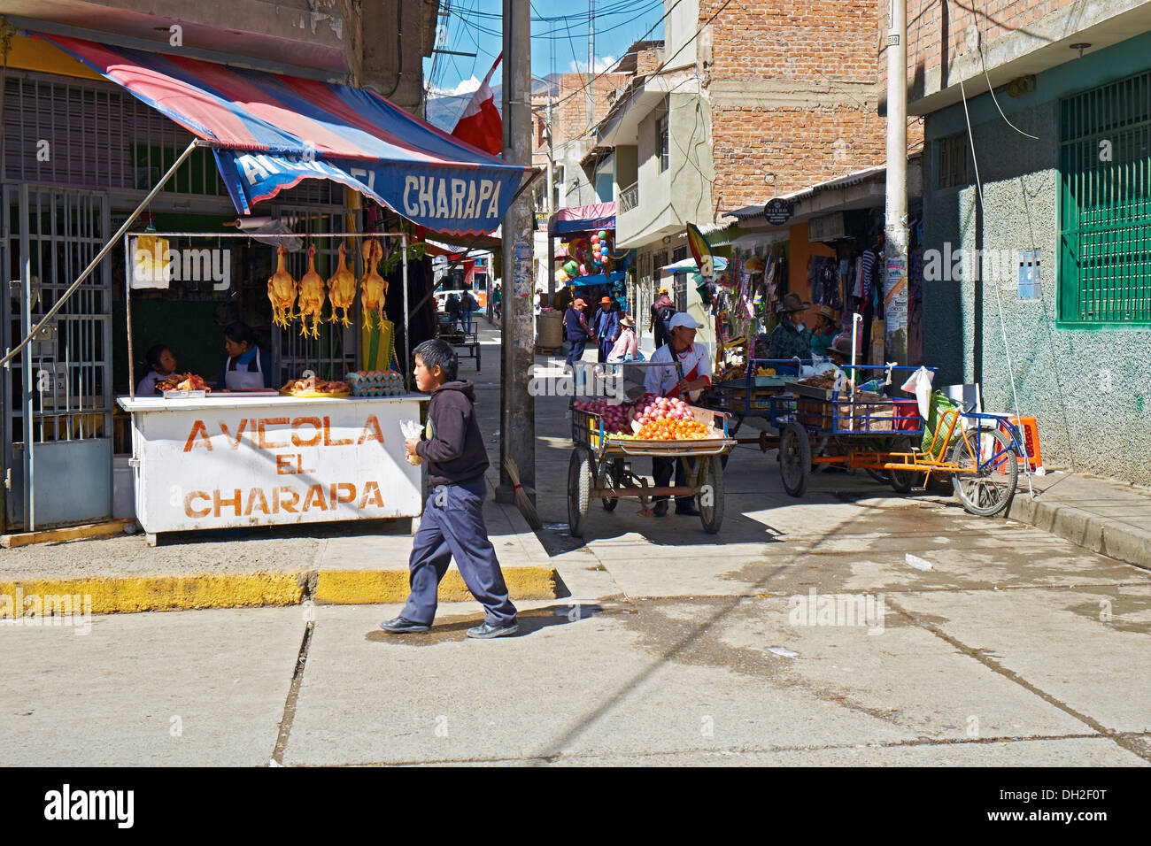Geflügel und Fleisch Straßenhändler, Huaraz In Peru, Südamerika. Stockfoto