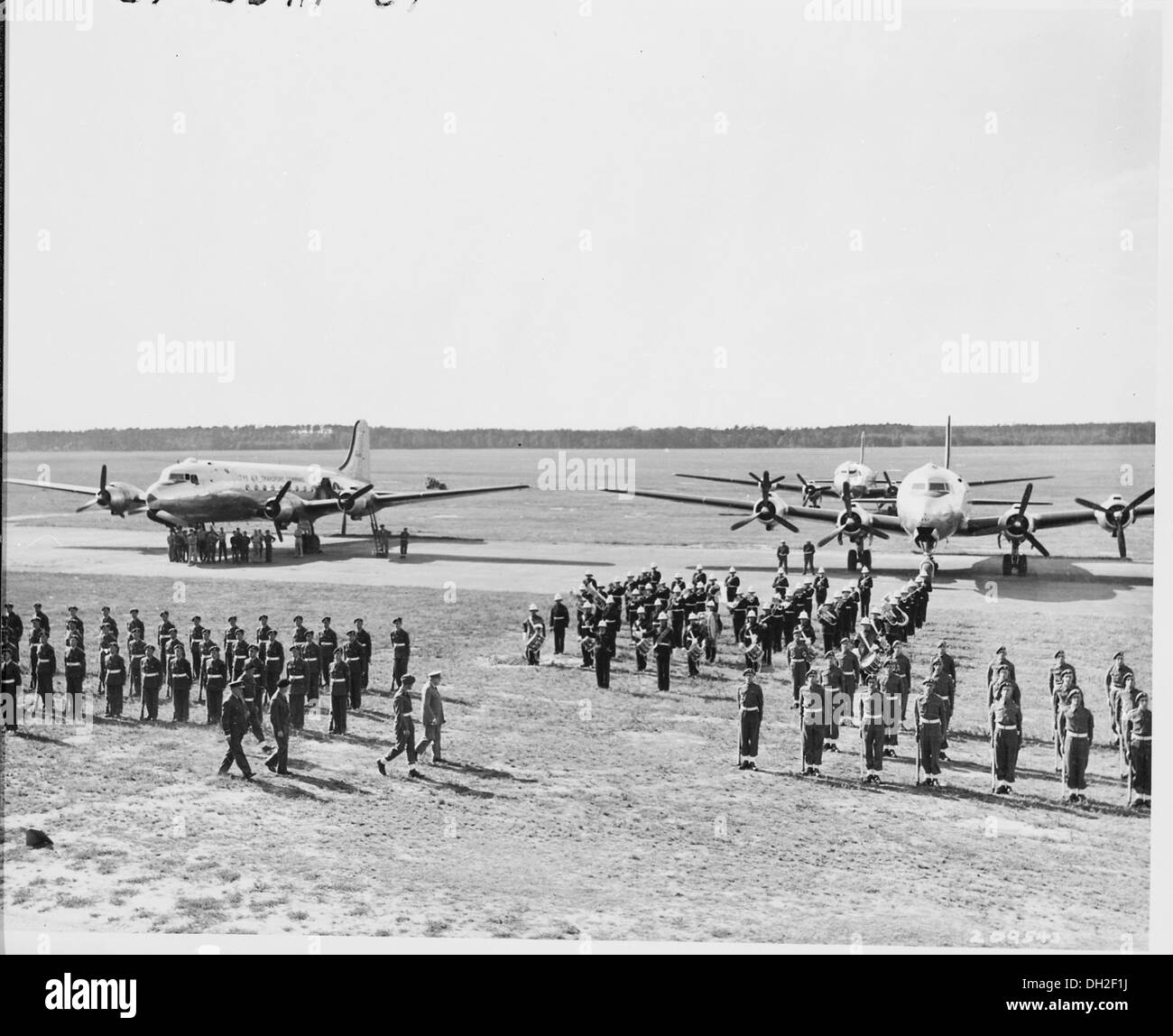 Dieses Foto zeigt den britischen Premierminister Winston Churchill, der die Ehrenwache am Flughafen Gatow in Berlin inspiziert, was einen wichtigen Moment in der Diplomatie nach dem Zweiten Weltkrieg markiert. Stockfoto