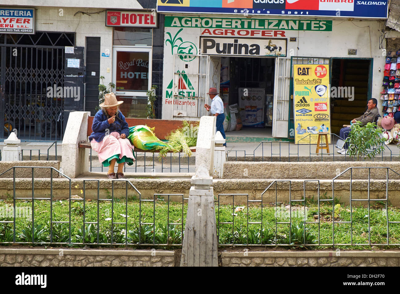 Eine alte Dame sitzt auf einer Bank auf den Straßen von Huaraz In Peru, Südamerika. Stockfoto
