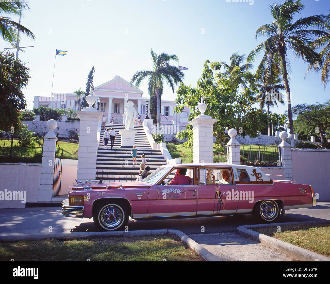 Pink Cadillac durch Schritte auf Regierungsgebäude, Duke Street, Nassau, New Providence, Bahamas Stockfoto