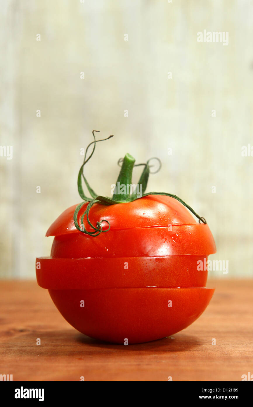 Treibhaus Tomaten auf einem rustikalen Holzbrett Stockfoto