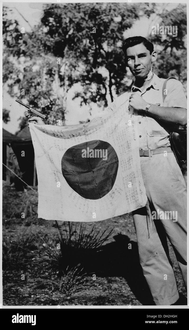 Lt. Woody J. Cochran hält eine japanische Fahne, Neu-Guinea, 01.04.1943 519155 Stockfoto