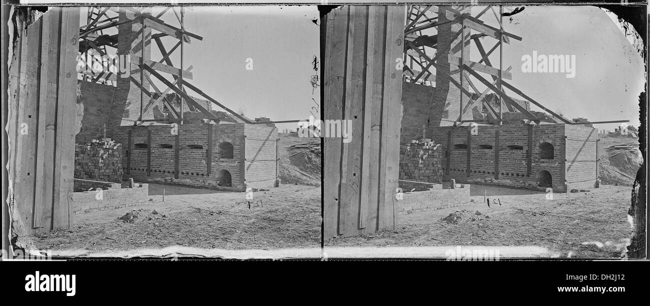 Das Bild zeigt Montezuma Furnace, eine Schmelzhütte in Oreana, Nevada. Der Ofen war ein wichtiger Industriestandort in der Region, der für die Schmelze von Erzen und die Verarbeitung von Mineralien genutzt wurde. Sie spiegelt die Bergbauindustrie wider, die im späten 19. Und frühen 20. Jahrhundert von zentraler Bedeutung für die Wirtschaft Nevadas war. Stockfoto