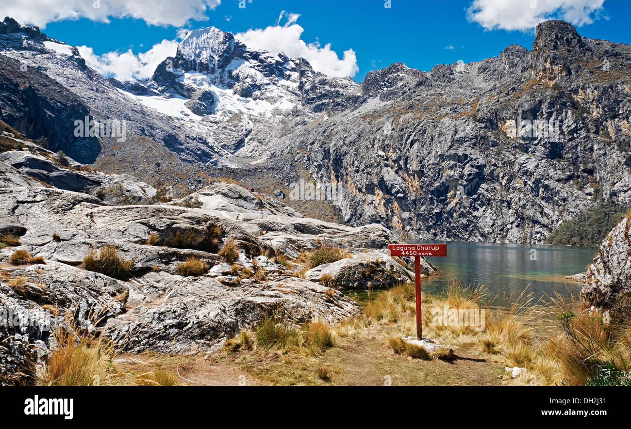 NEV Churup Gipfel und Laguna, Huascaran National Park in den Anden Südamerikas. Stockfoto