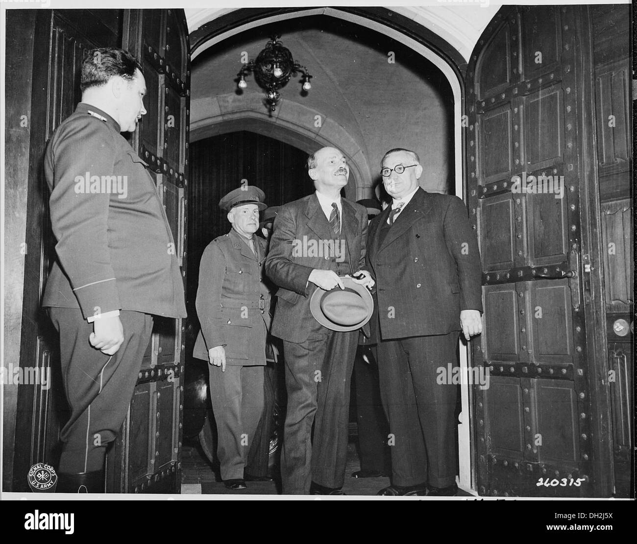 Ein Foto des neu ernannten britischen Premierministers Clement Attlee, begleitet von Außenminister Ernest Bevin, der zu einem bedeutenden Ereignis in der Mitte des 20. Jahrhunderts kam. Stockfoto