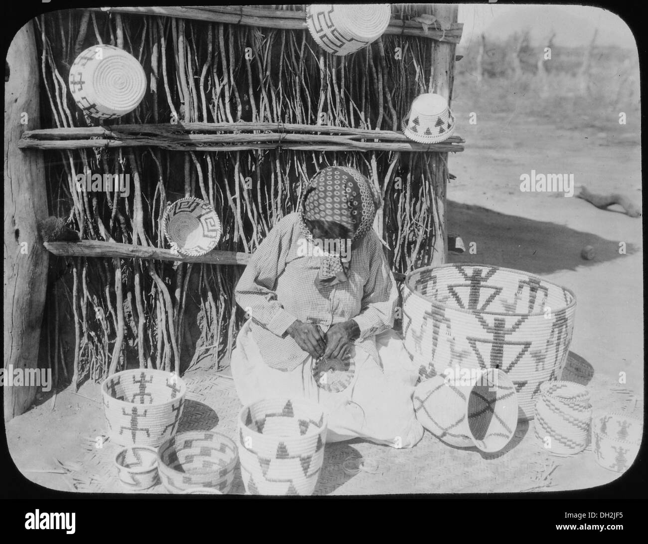 Ein Papago-Basketmacher, der 1916 in Arizona arbeitet und traditionelle Handwerkskunst der Ureinwohner in Korbflechten zeigt. Stockfoto