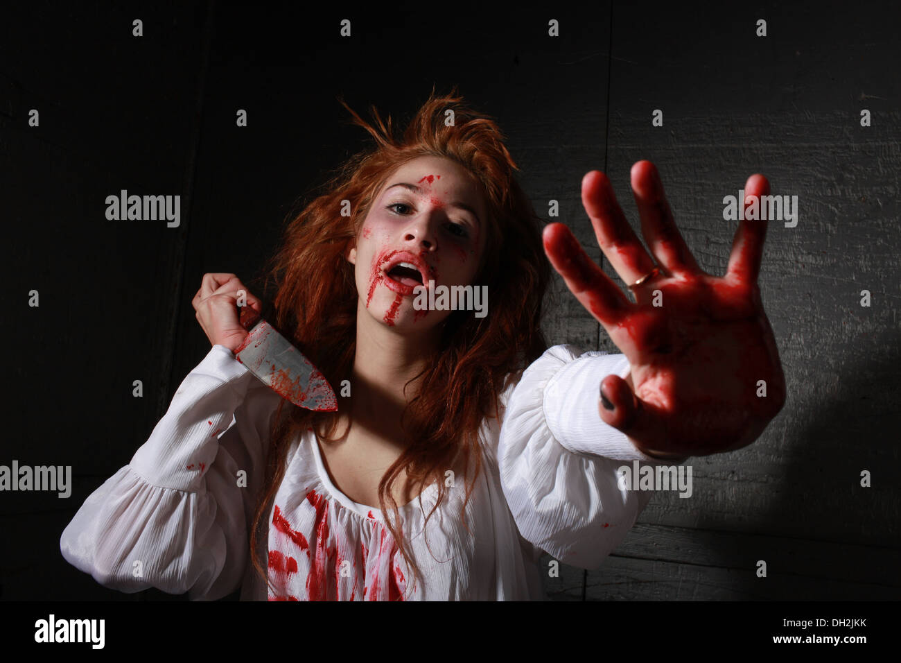 Frau in Horror Situation mit blutigen Gesicht Stockfoto