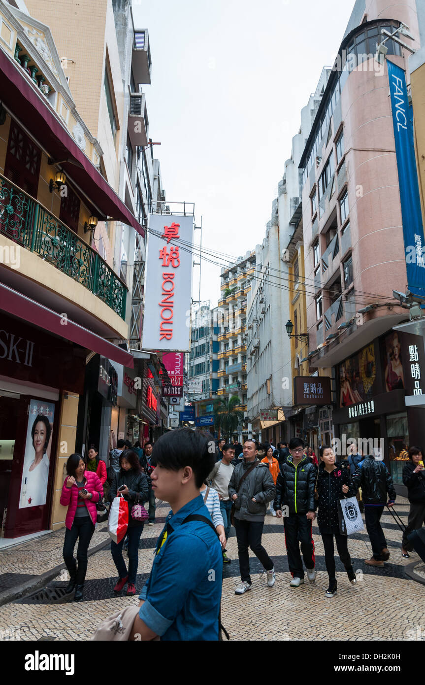 Touristen und Shopper herumlaufen Senatsplatz in Macau, China. Stockfoto