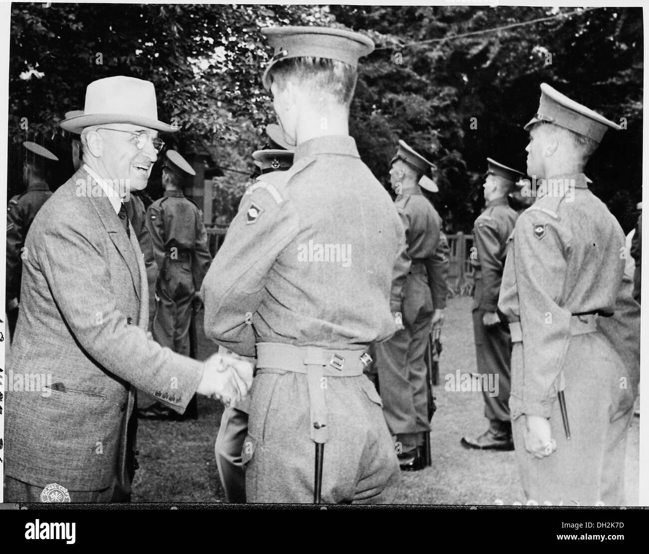 Präsident Harry S. Truman schüttelt Hände mit Gardist Campbell von der zweiten Battalian, Scot Guard of Honor, während... 198805 Stockfoto