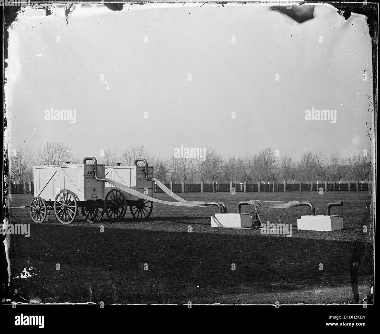 Der Ballongasgenerator von Prof. Lowe, ein Pioniergerät in der frühen Ballonflugtechnologie, wurde entwickelt, um Gas zum Aufblasen von Ballonen zu erzeugen. Diese Erfindung trug zu Fortschritten in der Luftfahrt und frühen Flugexperimenten bei. Stockfoto