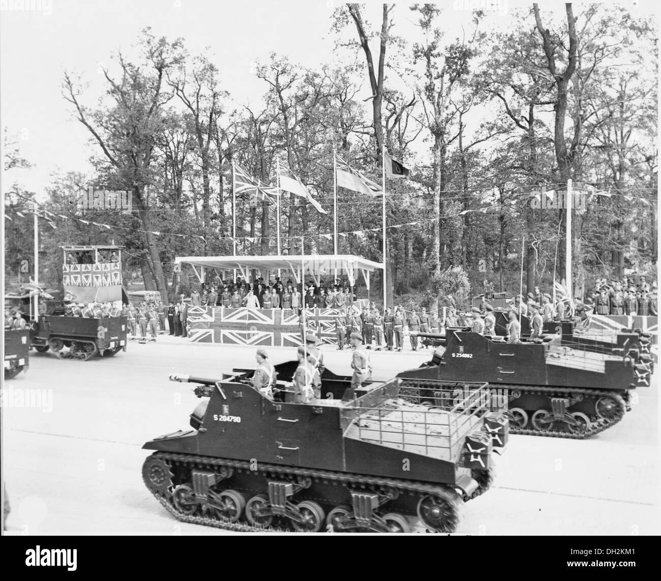 Überprüfung Stand Uhren eine britische gepanzerte Spalte während der britischen Siegesparade in Berlin, Deutschland im Vorübergehen... 198898 Stockfoto