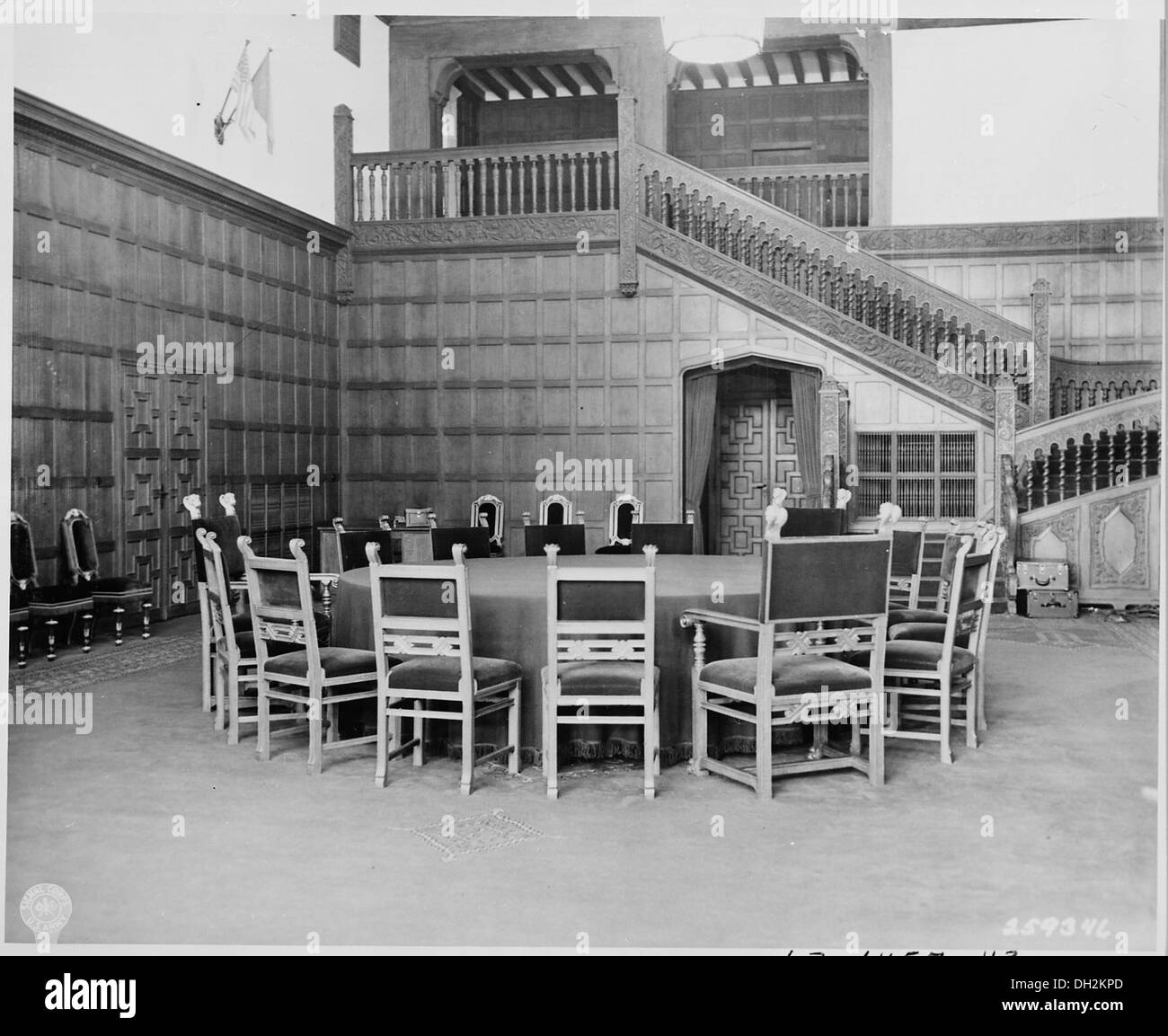 Der Rundtisch wurde während der Potsdamer Konferenz im Schloss Cecilienhof in Potsdam genutzt. Auf der Konferenz, die 1945 stattfand, diskutierten alliierte Führer über Vereinbarungen nach dem Zweiten Weltkrieg. Dieser Tisch symbolisiert wichtige diplomatische Diskussionen, die die Zukunft Europas und der Welt nach dem Krieg geprägt haben. Stockfoto