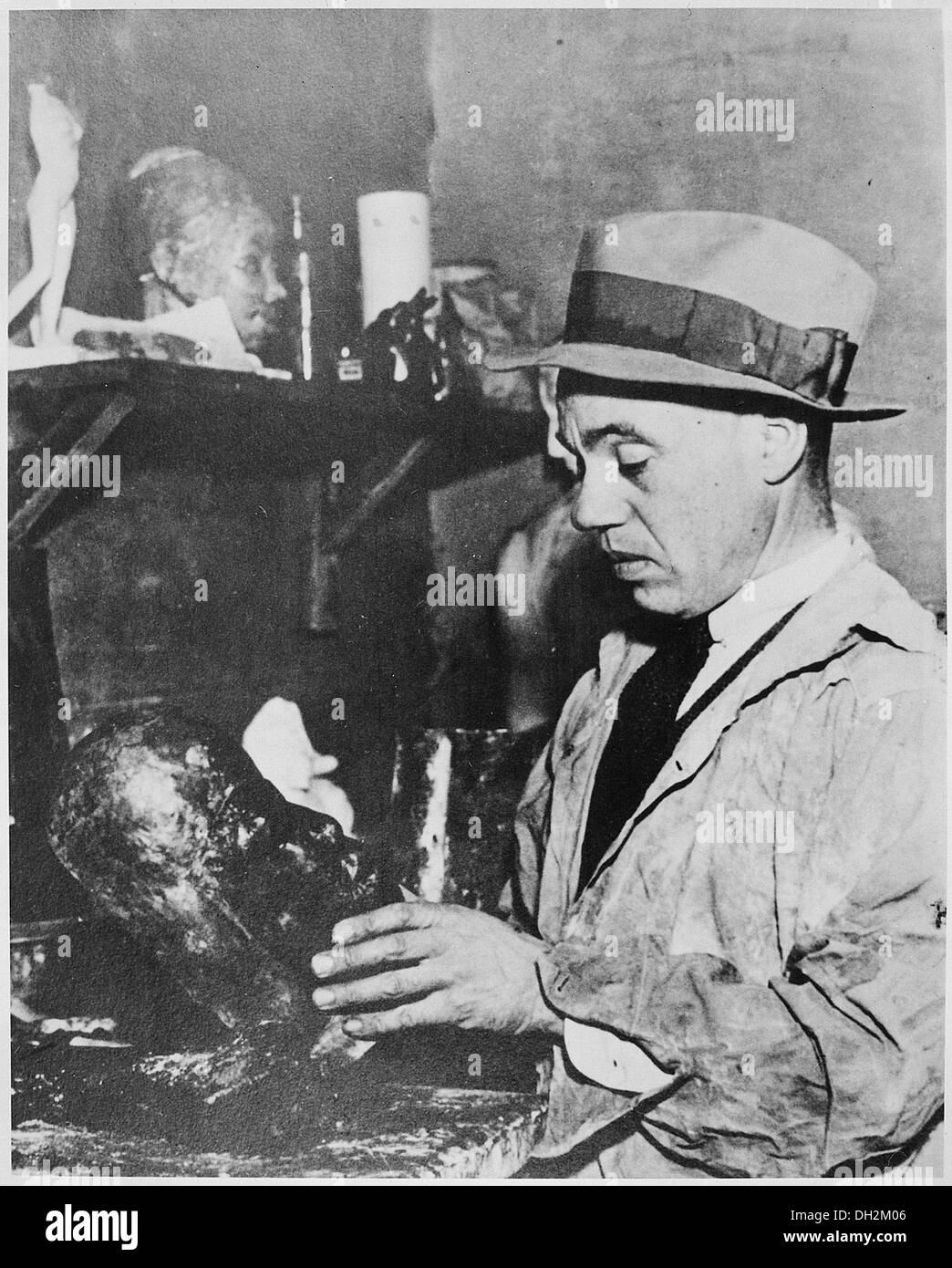 Dieses Bild stellt ein Gemälde von Sargent Johnson dar, einem einflussreichen afroamerikanischen Künstler, der für seine modernistischen Werke bekannt ist. Seine Kunst trug maßgeblich zur Entwicklung der afroamerikanischen Kultur und bildenden Kunst im 20. Jahrhundert bei. Stockfoto