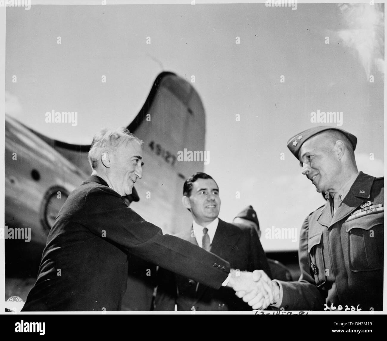 Außenminister James Byrnes (links) wird von Generalmajor Floyd L. Parks, Kommandierender General U. S. Berlin begrüßt... 199011 Stockfoto