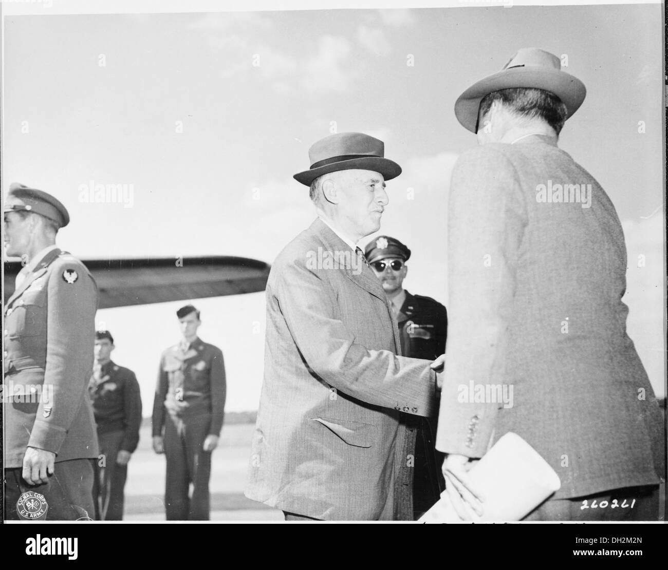 Sekretär des Krieges Henry Stimson schüttelt Hände mit Assistant Secretary of War John J. McCloy am Flughafen Gatow in... 198873 Stockfoto