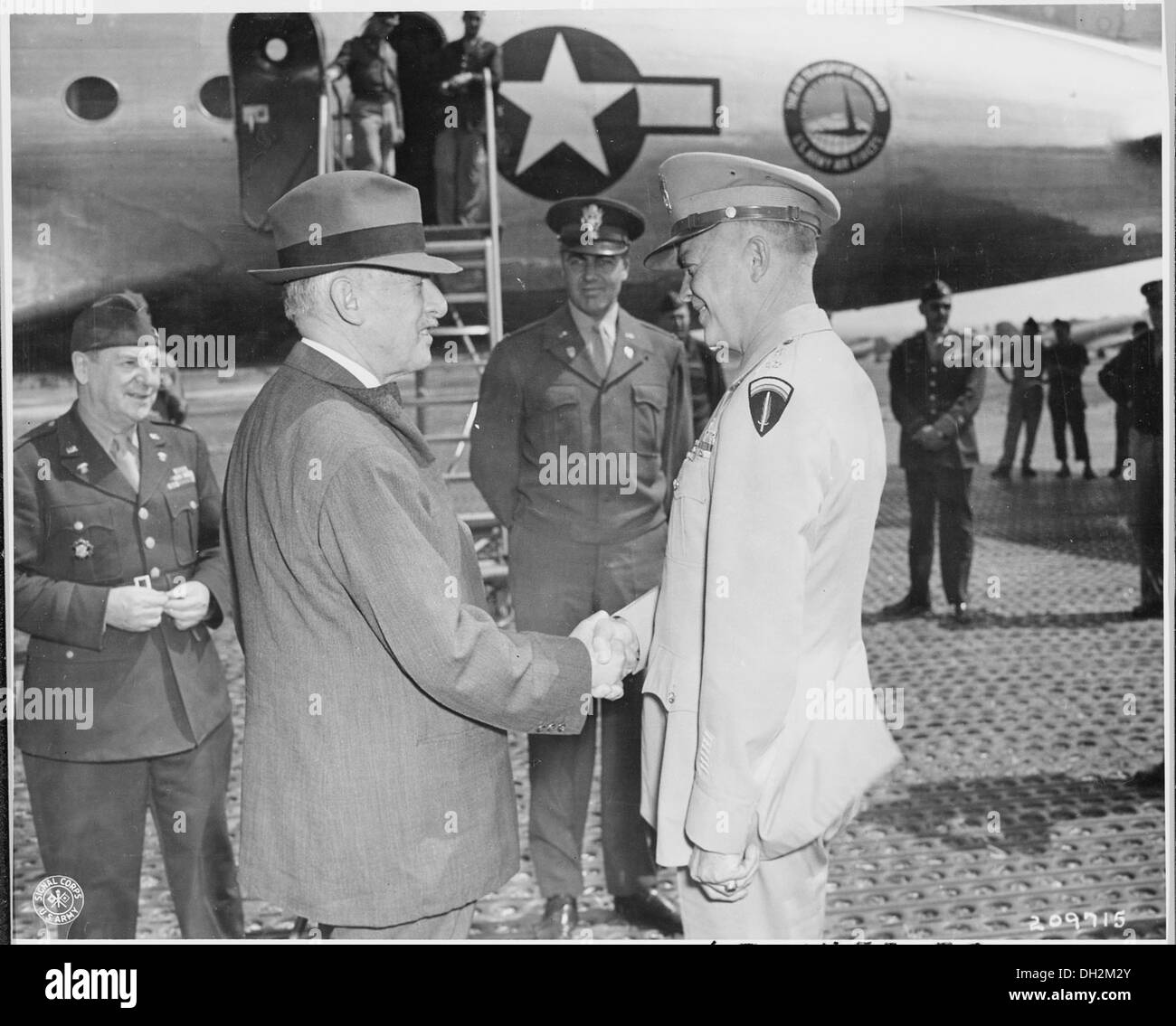 Sekretär des Krieges Henry Stimson schüttelt Hände mit General Dwight D. Eisenhower, wie sie bei Mr Stimson verabschieden... 198845 Stockfoto