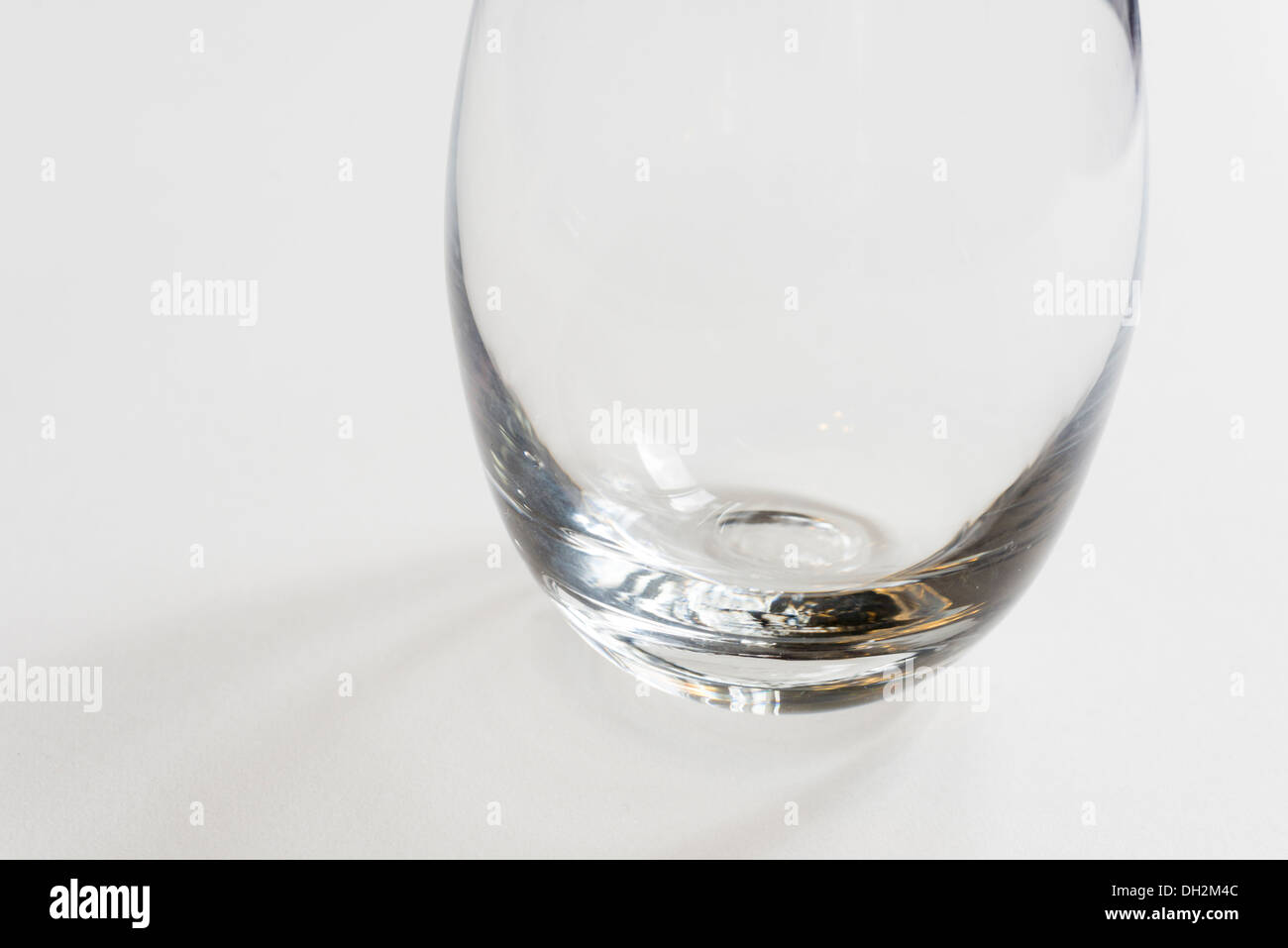 Nahaufnahme einer leeren stammlose Weinglas auf weißem Hintergrund. Stockfoto