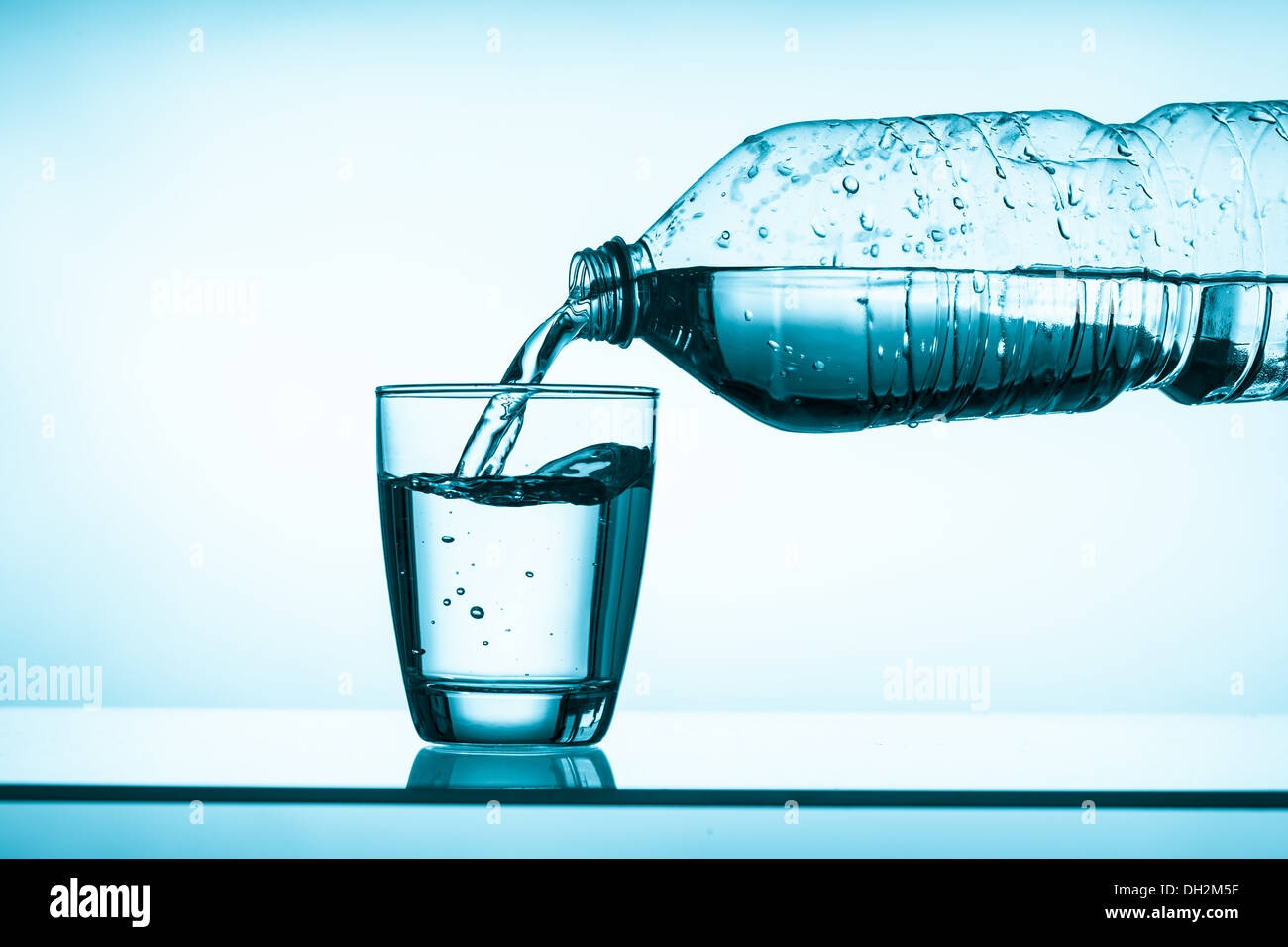 Mineralwasser und ein Glas Stockfoto