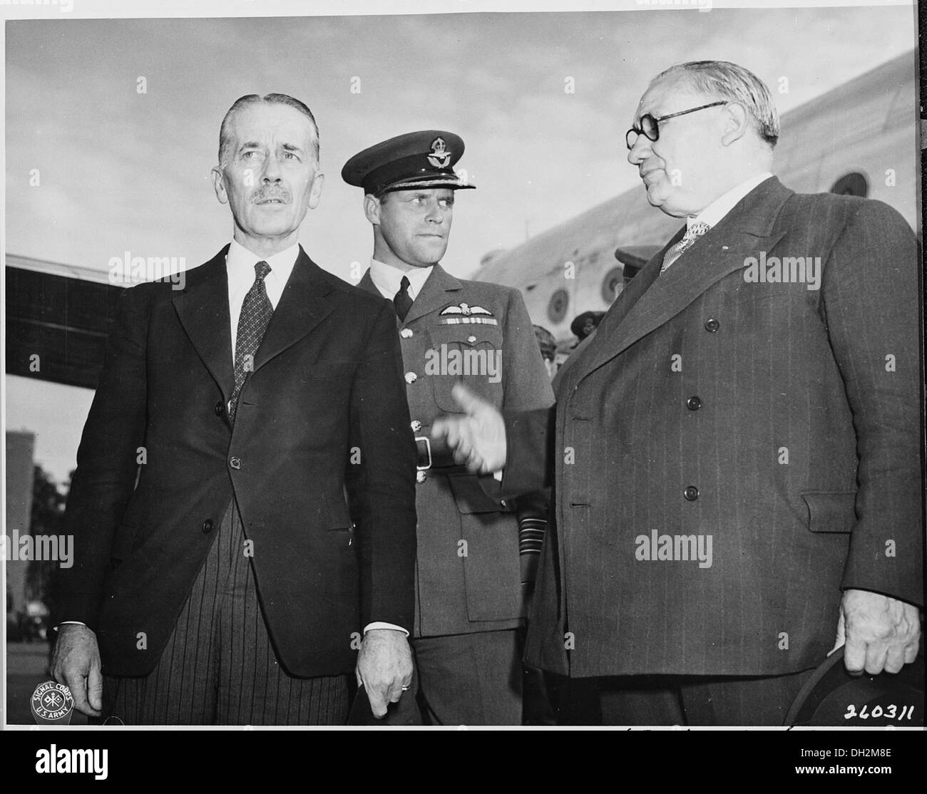 Dieses Foto zeigt Sir Alexander Cadogan, Captain D. M. Somerville und Ernest Bevin, Schlüsselfiguren der britischen Außenpolitik, die einen Moment des diplomatischen Engagements während einer kritischen Periode der Geschichte festhalten. Stockfoto