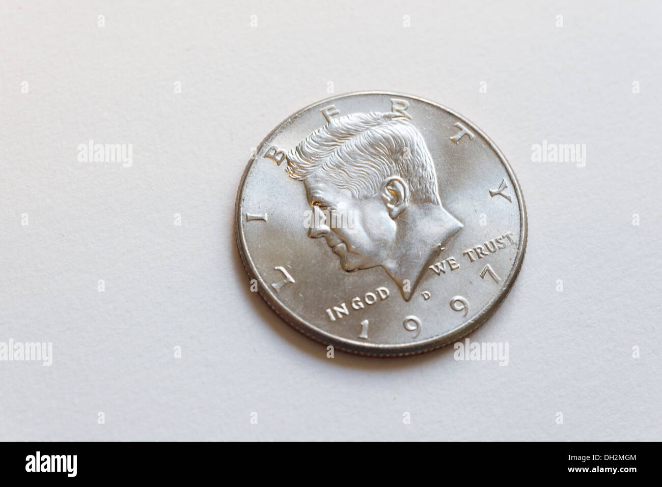 Frontansicht einer amerikanischen halben Dollar Münze, auf weißem Hintergrund. Stockfoto