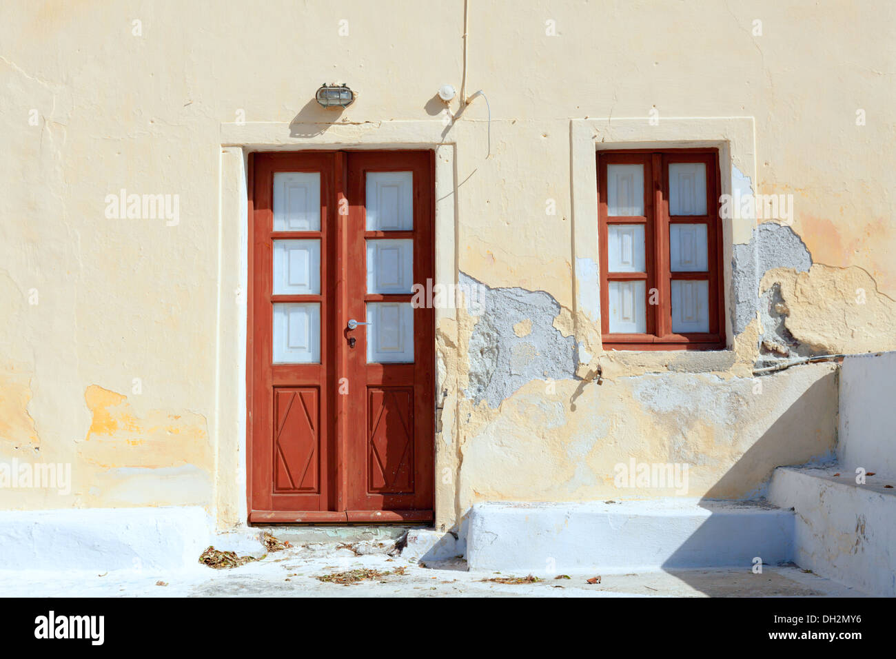 Fassade des Hauses mit Pflanzen Santorini Griechenland Stockfoto