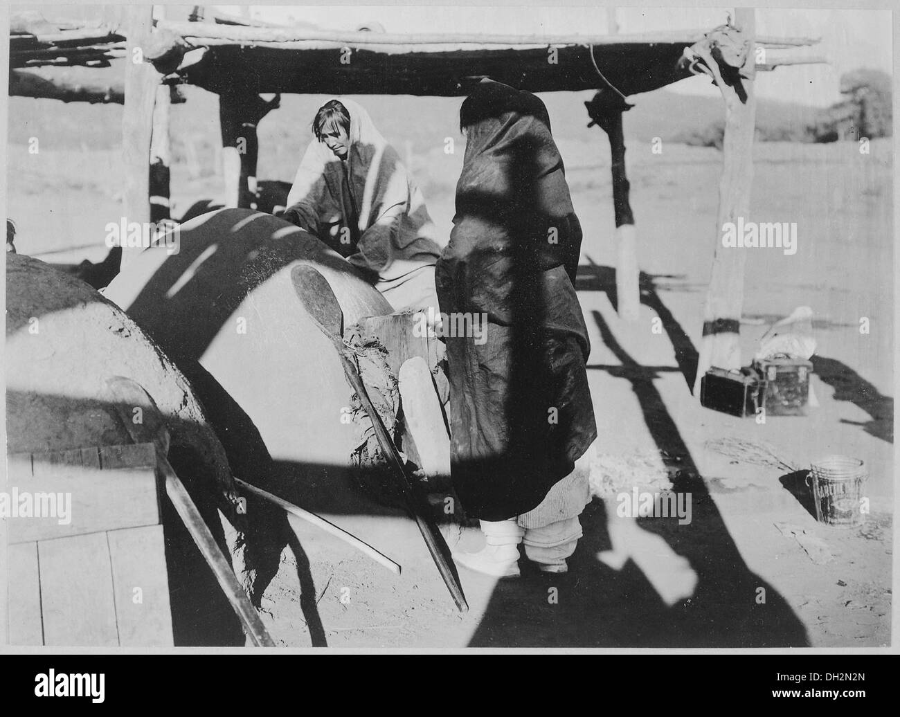 Zwei Taos Frauen backen Brot im außen Ofen, New Mexico, 1916 519166 Stockfoto