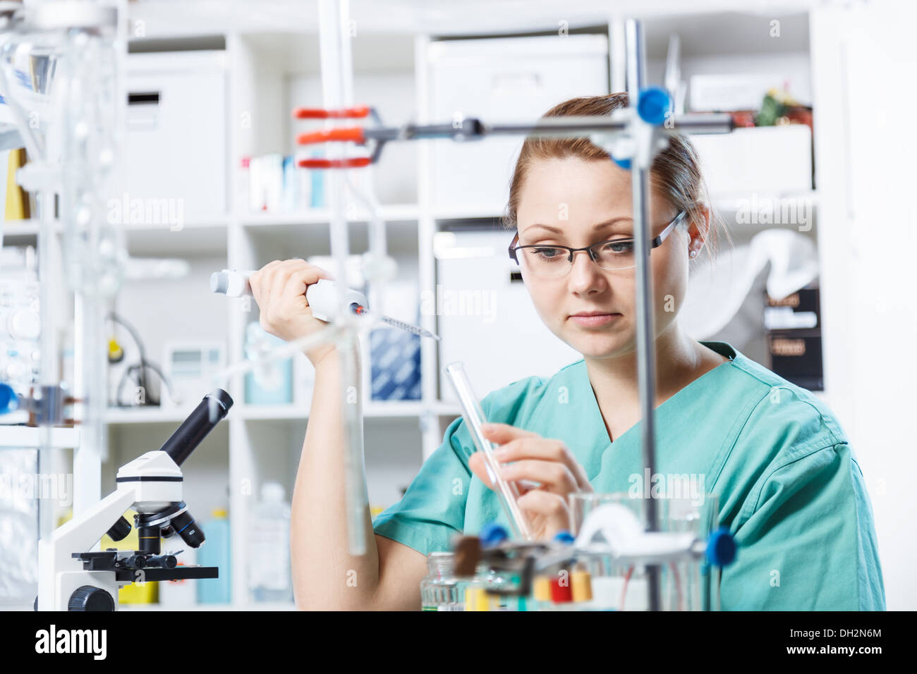 Mädchen in einem Chemielabor Stockfoto