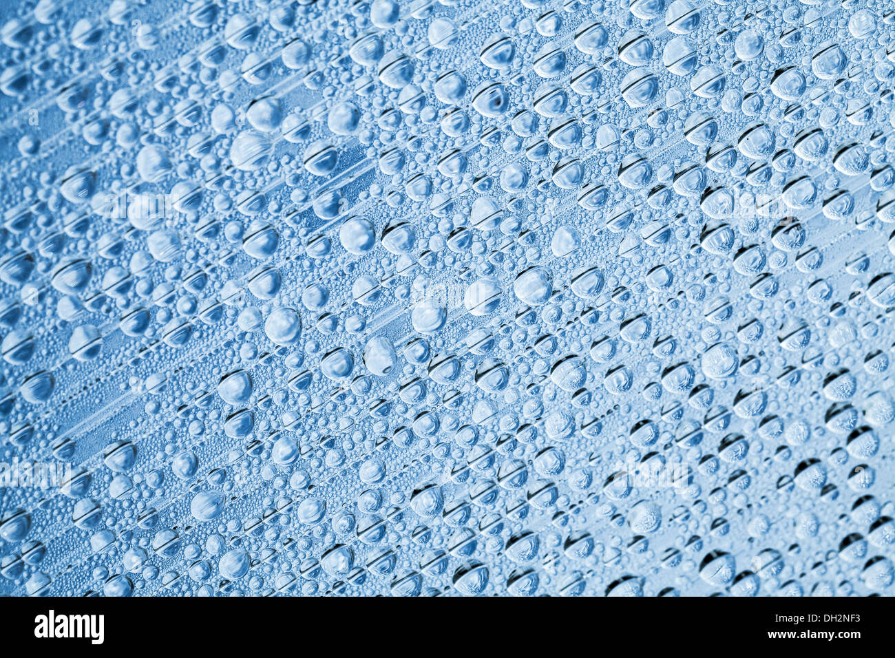 Wassertropfen auf transparenten Kunststoff-Oberfläche. Foto Hintergrundtextur Stockfoto