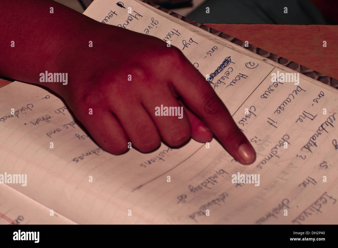Fingerzeig englische Wörter auf einer Seite in einem Buch Stockfoto