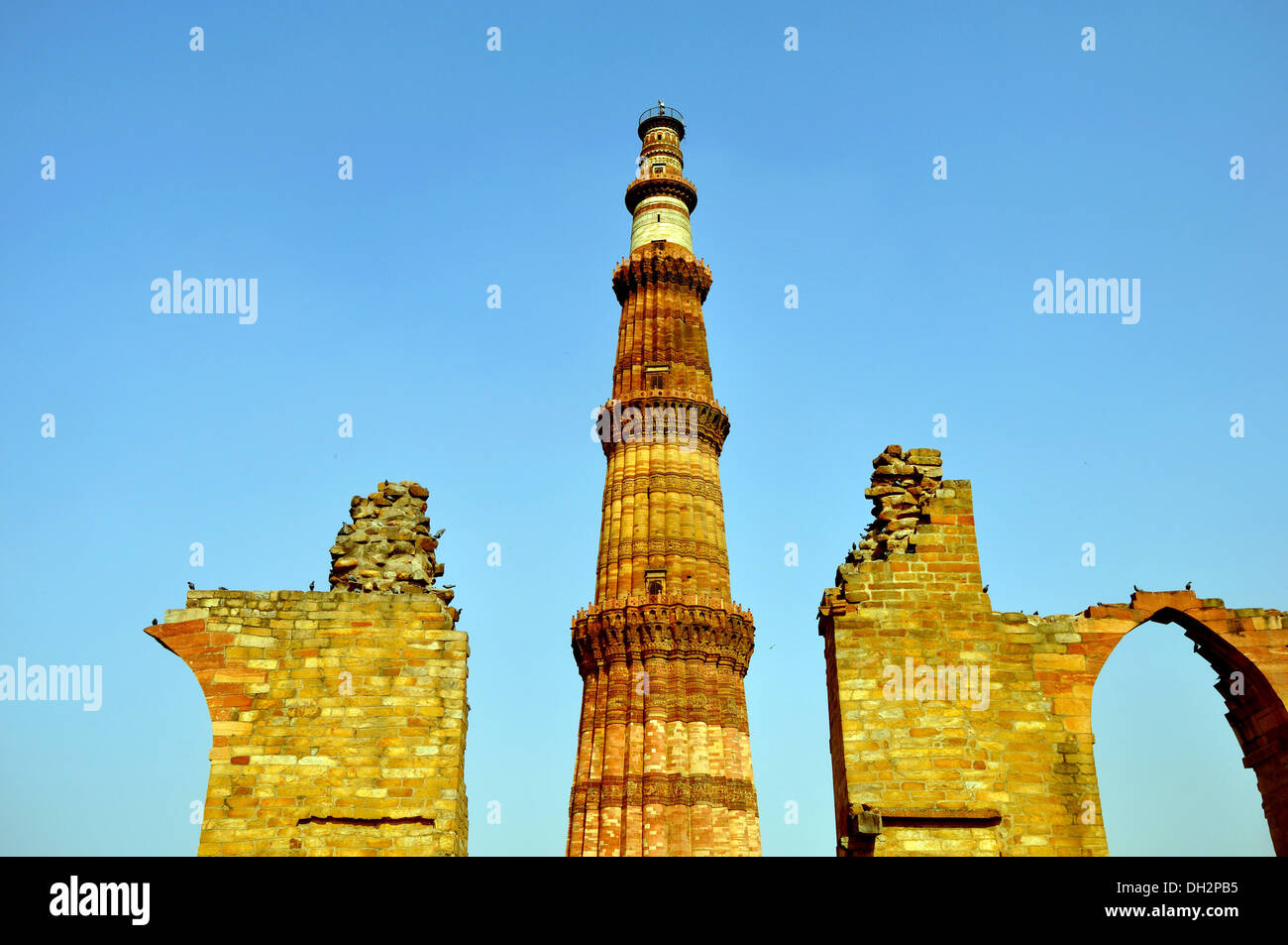 Qutb Minar, auch buchstabiert Qutub oder Qutab, ist der 2. höchste minar in Indien nach Fateh Burj in Chappar Chiri in Mohali steht 100 Meter hoch Stockfoto