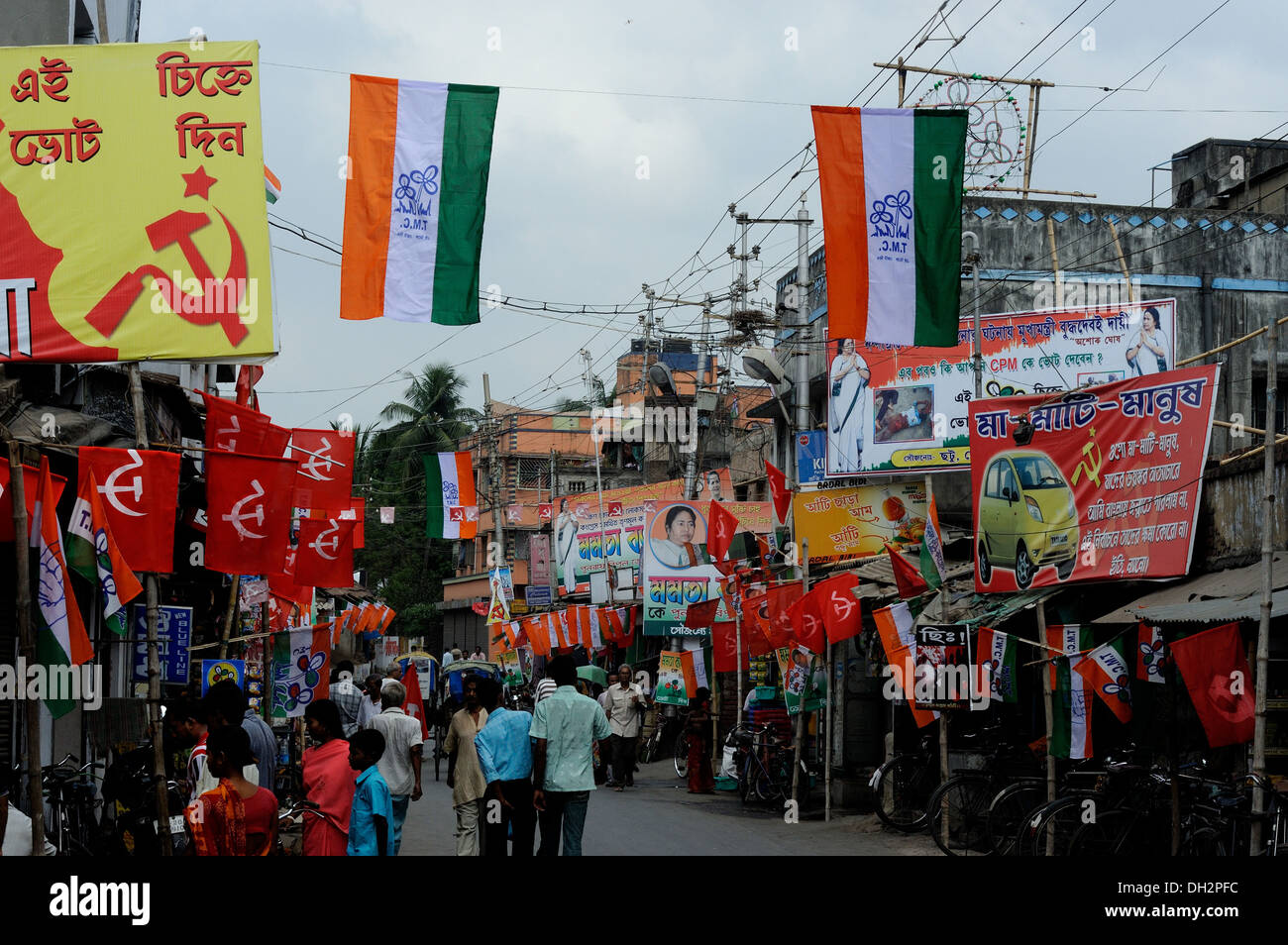 Wahl verschiedene politische Partei Flaggen Haufungen auf BEHALA Kalkutta West Bengalen Indien Asien Stockfoto