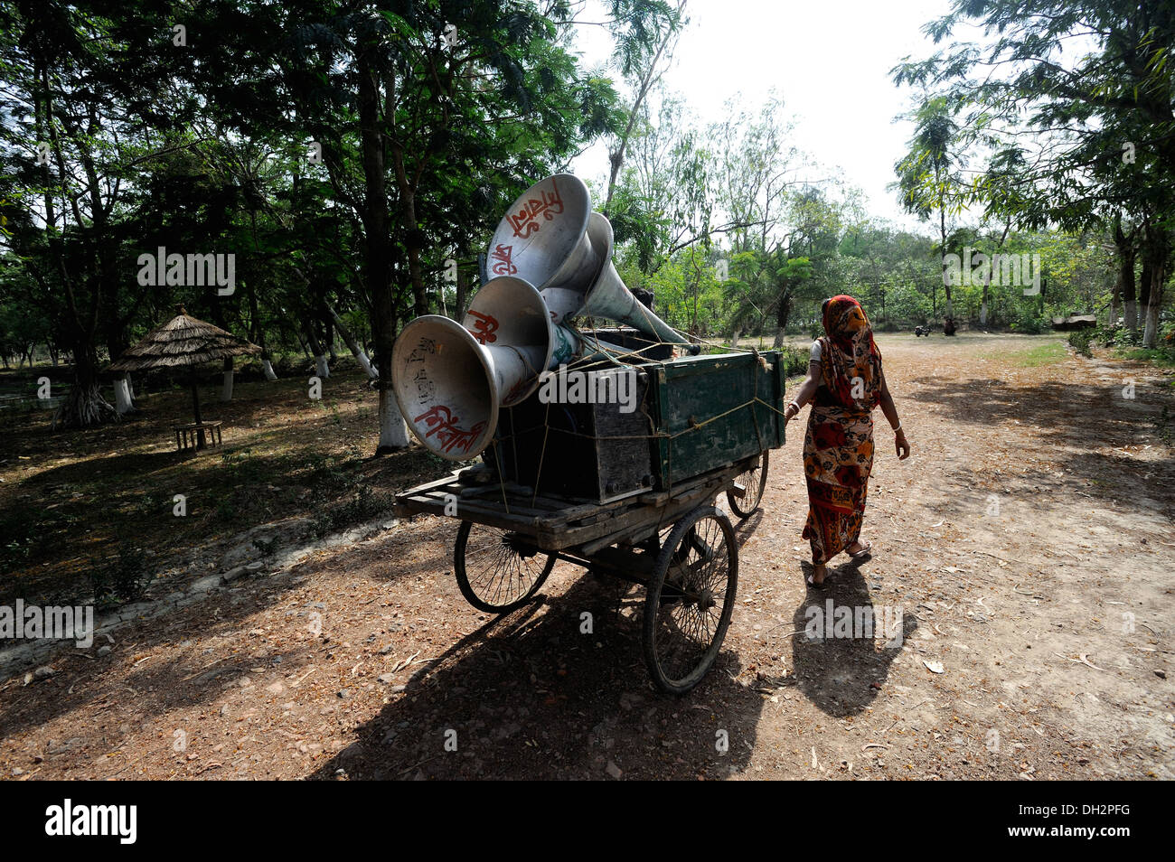 Frau, die Lautsprecher auf Dreirad-Rikscha für Wahlveranstaltung am Dongajora Dorf West Bengal Indien Asien Stockfoto