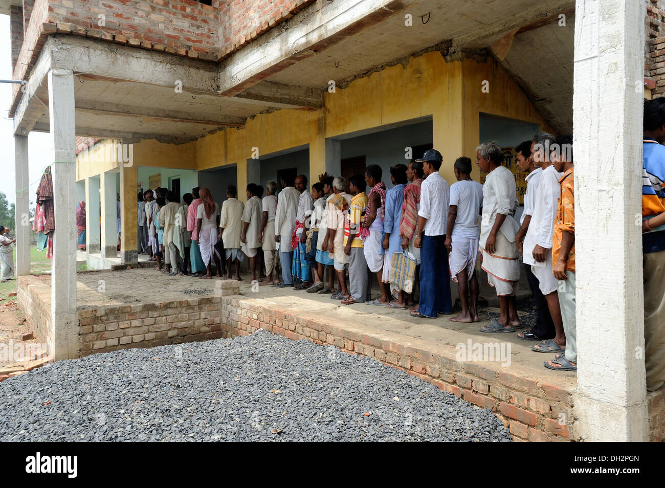 Linie des indischen Volkes Wählern in Warteschlange Stimmabgabe an Dongajora High School Sundarban Bengal Kalkutta Indien Asien Stockfoto