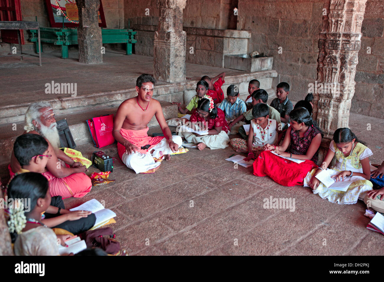 Kinder lernen Hindu Vedische Schriften von Pandit Thanjavur Tamilnadu Indien Asien Stockfoto