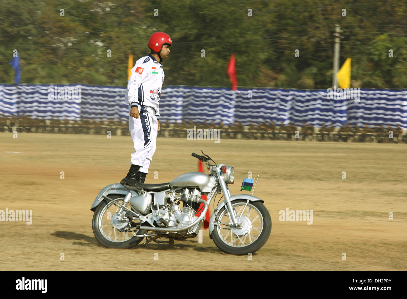 Balancieren Sie auf Motorrad bei Jabalpur Madhya Pradesh Indien Asien Stockfoto