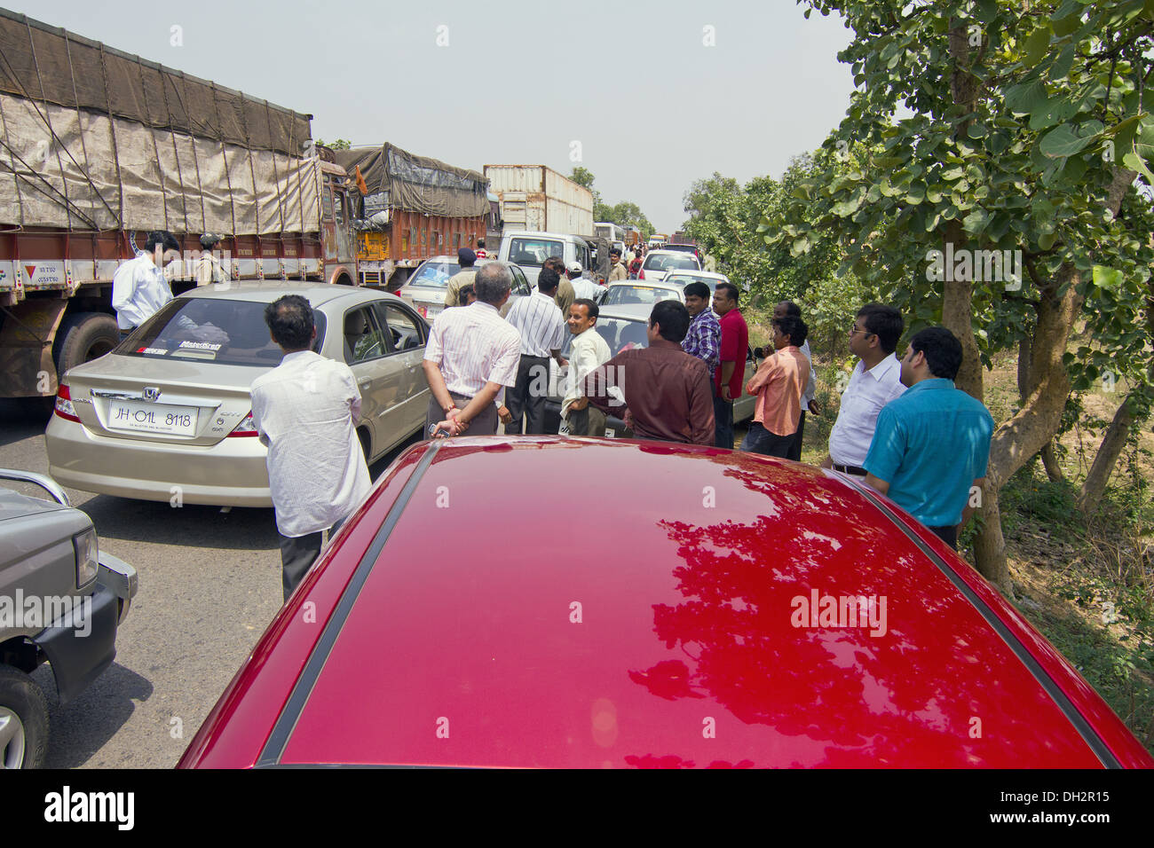 Verkehr Autos LKW Menschen auf Autobahn von Jharkhand Indien Asien Stockfoto