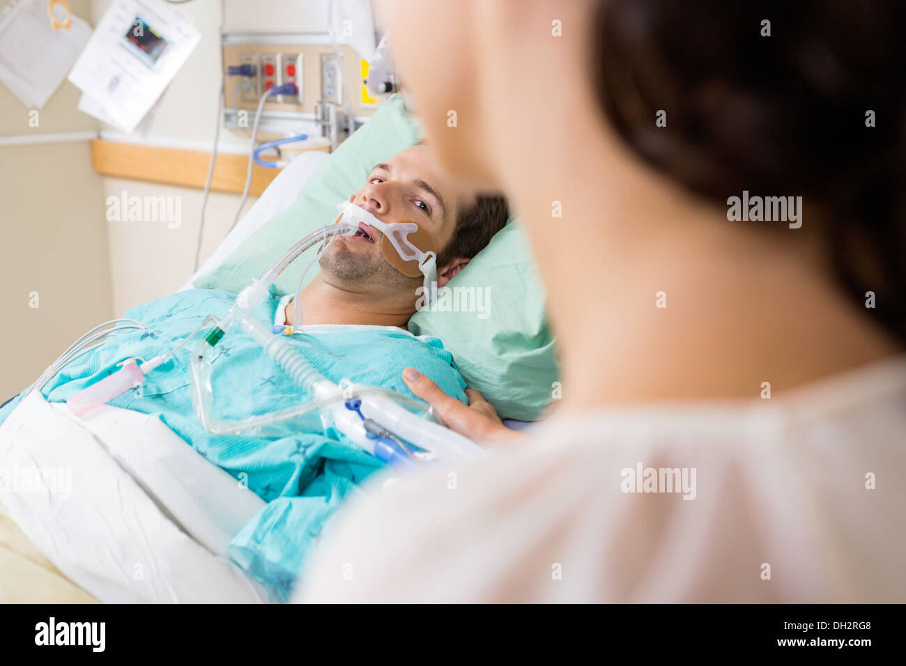 Mann mit Endotrachealtubus im Krankenhaus Stockfoto