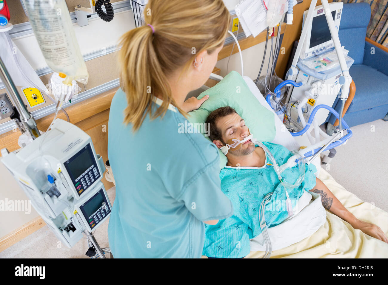 Einstellung junger Patient Kissen im Krankenhaus Krankenschwester Stockfoto