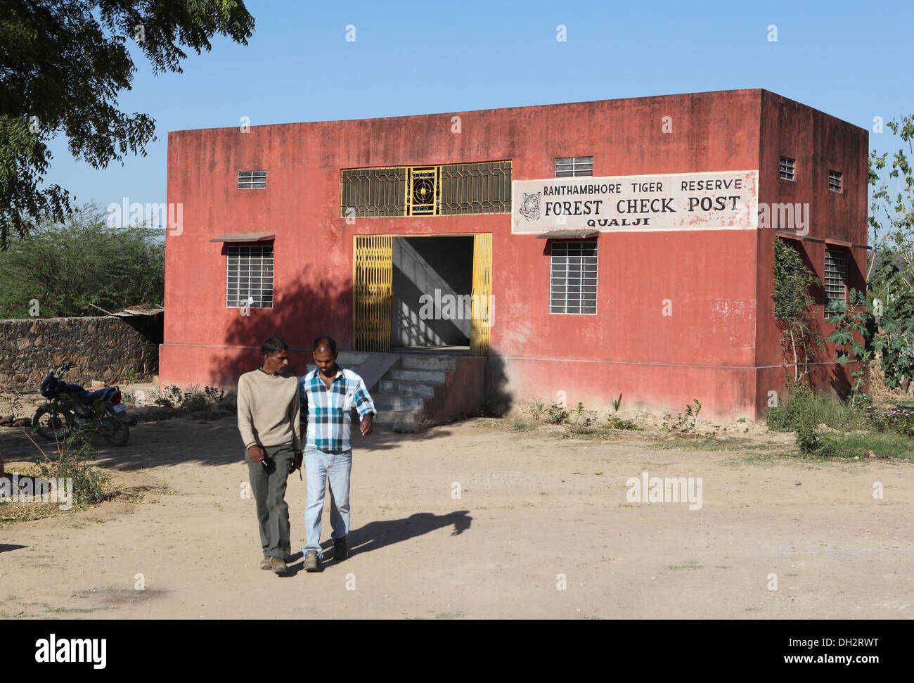 Reiseleiter in Ranthambhore Tiger Reserve-Strassensperre, Stockfoto