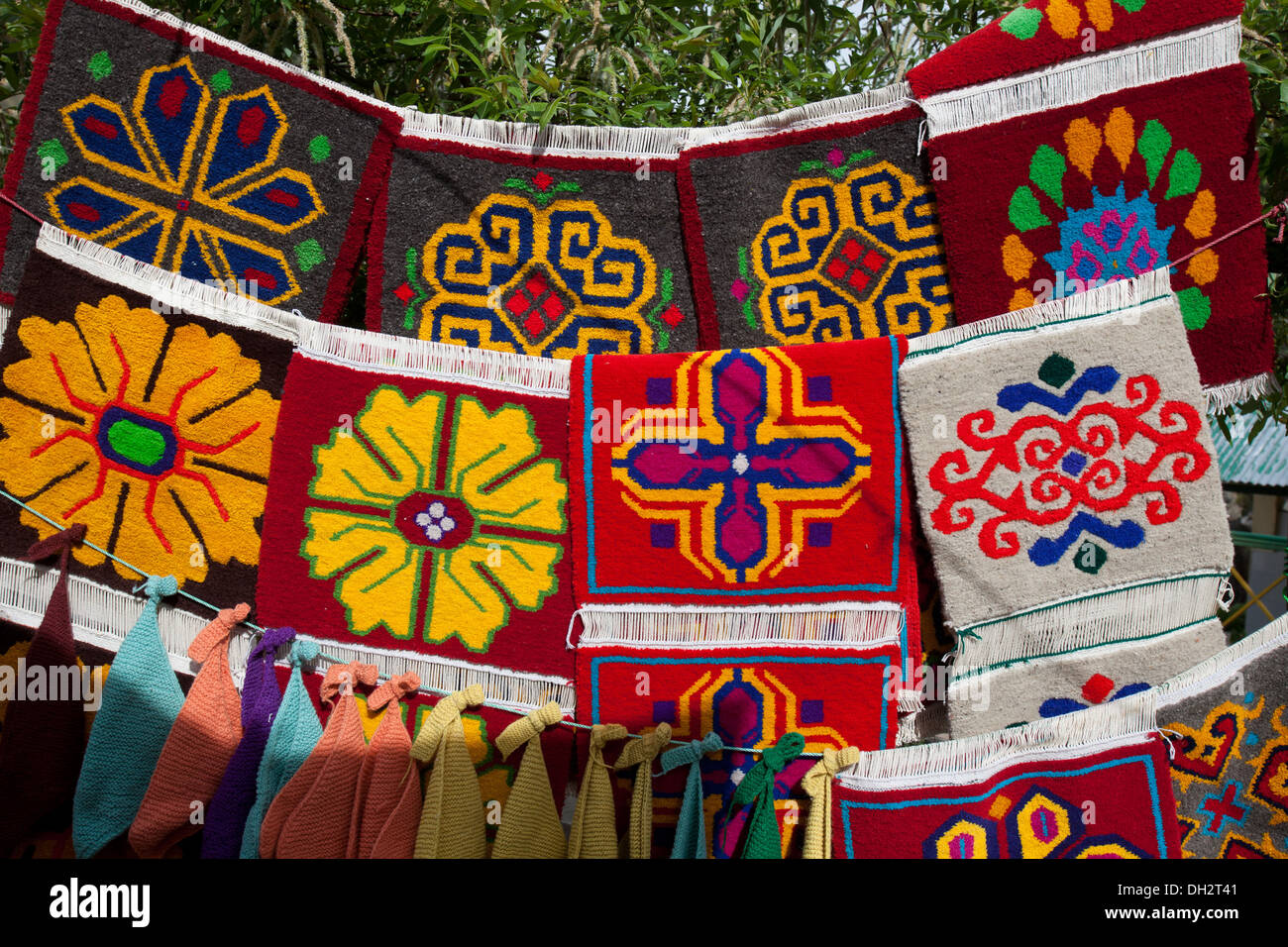 bestickte Matten zum Verkauf in Mana Dorf Badrinath Uttarakhand Indien Asien Stockfoto