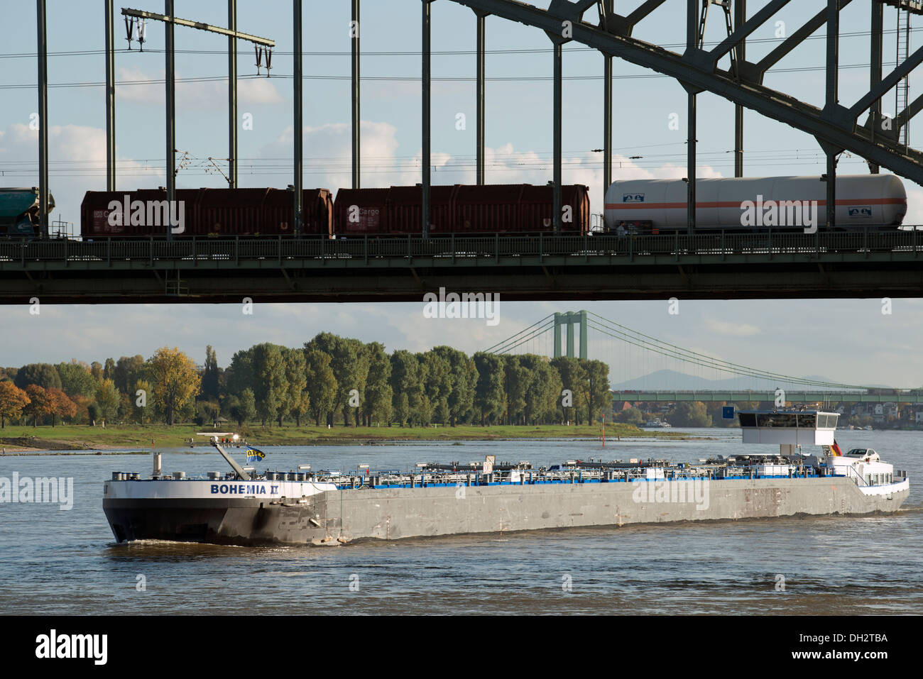 Böhmen II Taker Lastkahn von GEFO Unterquerung der südlichen Eisenbahnbrücke auf dem Rhein in Köln betrieben. Stockfoto
