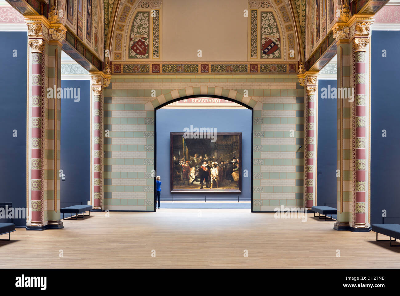 Niederlande, Amsterdam, Rijksmuseum. Hintergrund Gemälde Die Nachtwache (De Nachtwacht) Rembrandt van Rijn. Besucher. 17. Jahrhundert. Stockfoto