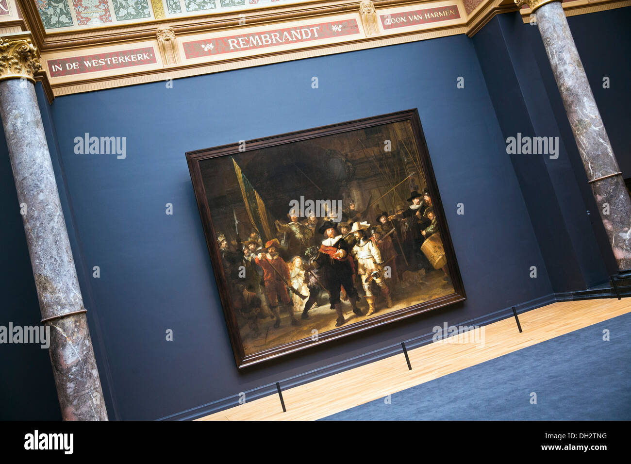 Niederlande, Amsterdam, Rijksmuseum. Hintergrund Gemälde Die Nachtwache (De Nachtwacht) Rembrandt van Rijn. aus dem 17. Jahrhundert. Stockfoto