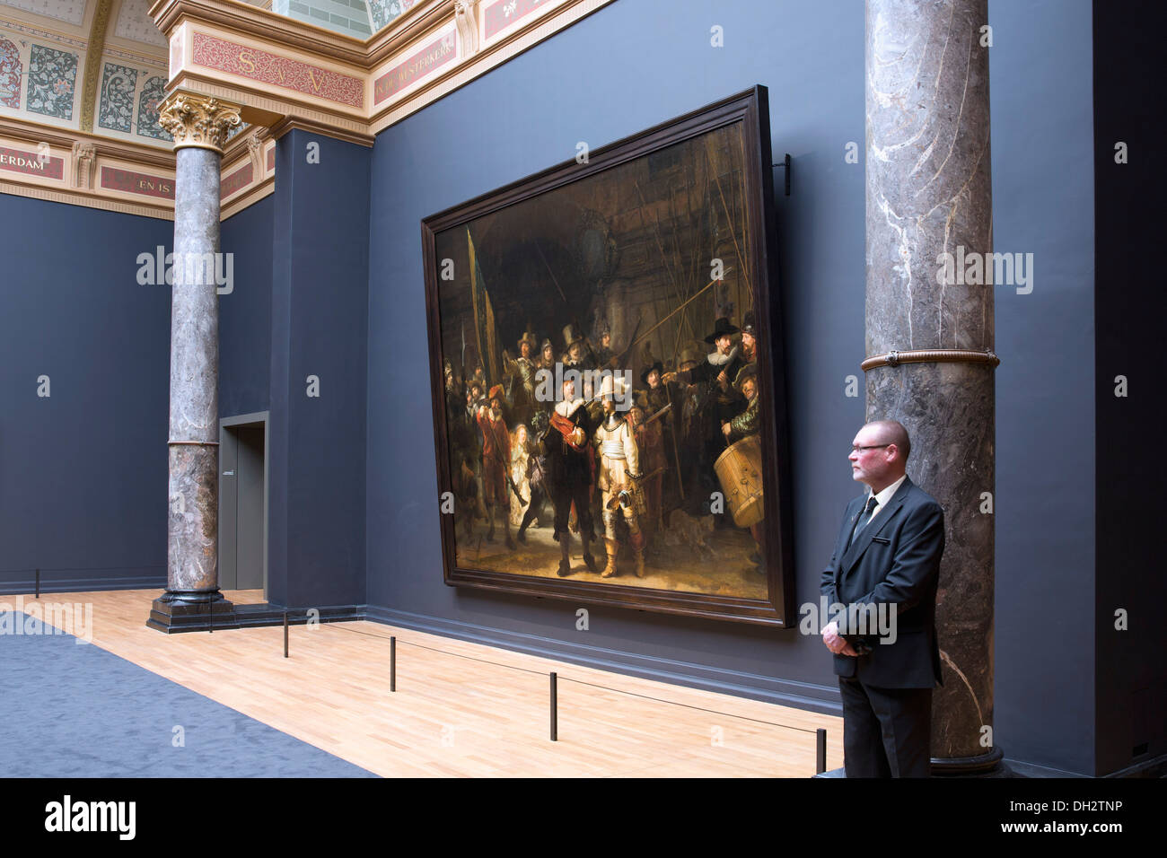 Niederlande, Amsterdam, Rijksmuseum. Hintergrund Gemälde Die Nachtwache (De Nachtwacht) Rembrandt van Rijn. Guard. 17. Jahrhundert. Stockfoto