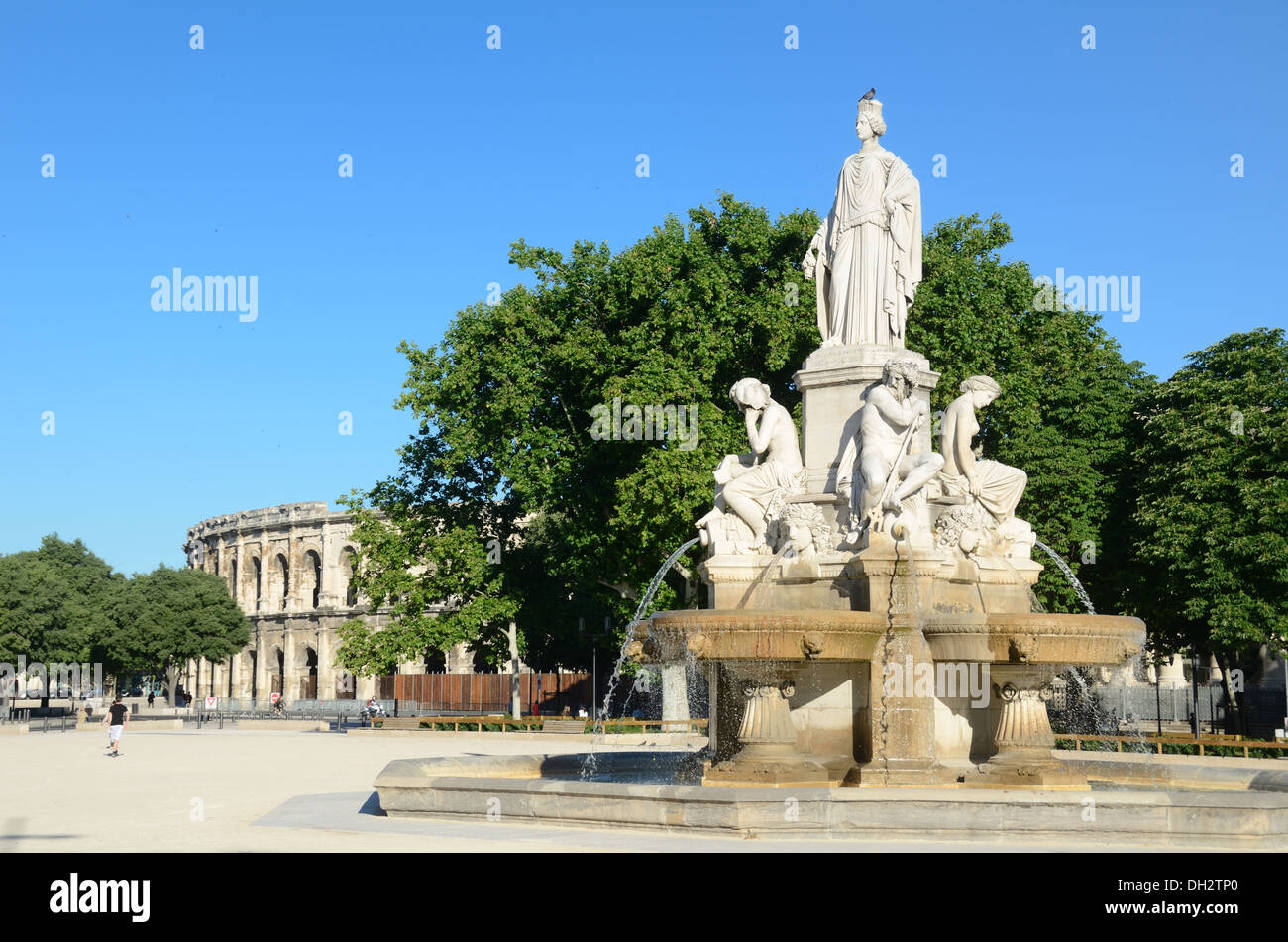 Pradier Brunnen (1851) römische Arena & Stadtplatz oder Esplanade Charles de Gaulle Nimes Frankreich Stockfoto