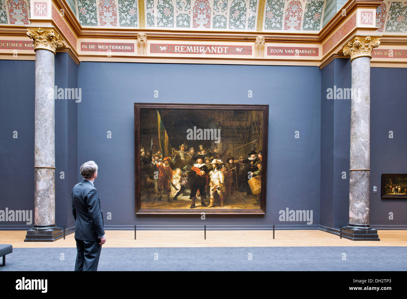 Niederlande, Amsterdam, Rijksmuseum. Hintergrund Gemälde Die Nachtwache (De Nachtwacht) Rembrandt van Rijn. Chief Curator. aus dem 17. Jahrhundert. Stockfoto