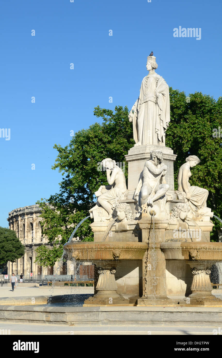 Pradier Fountain (1851), ein Allegorischer Brunnen mit Marmorstatuen, Die Vier Flüsse darstellen, Esplanade Charles-de-Gaulle & Roman Arena Nimes France Stockfoto