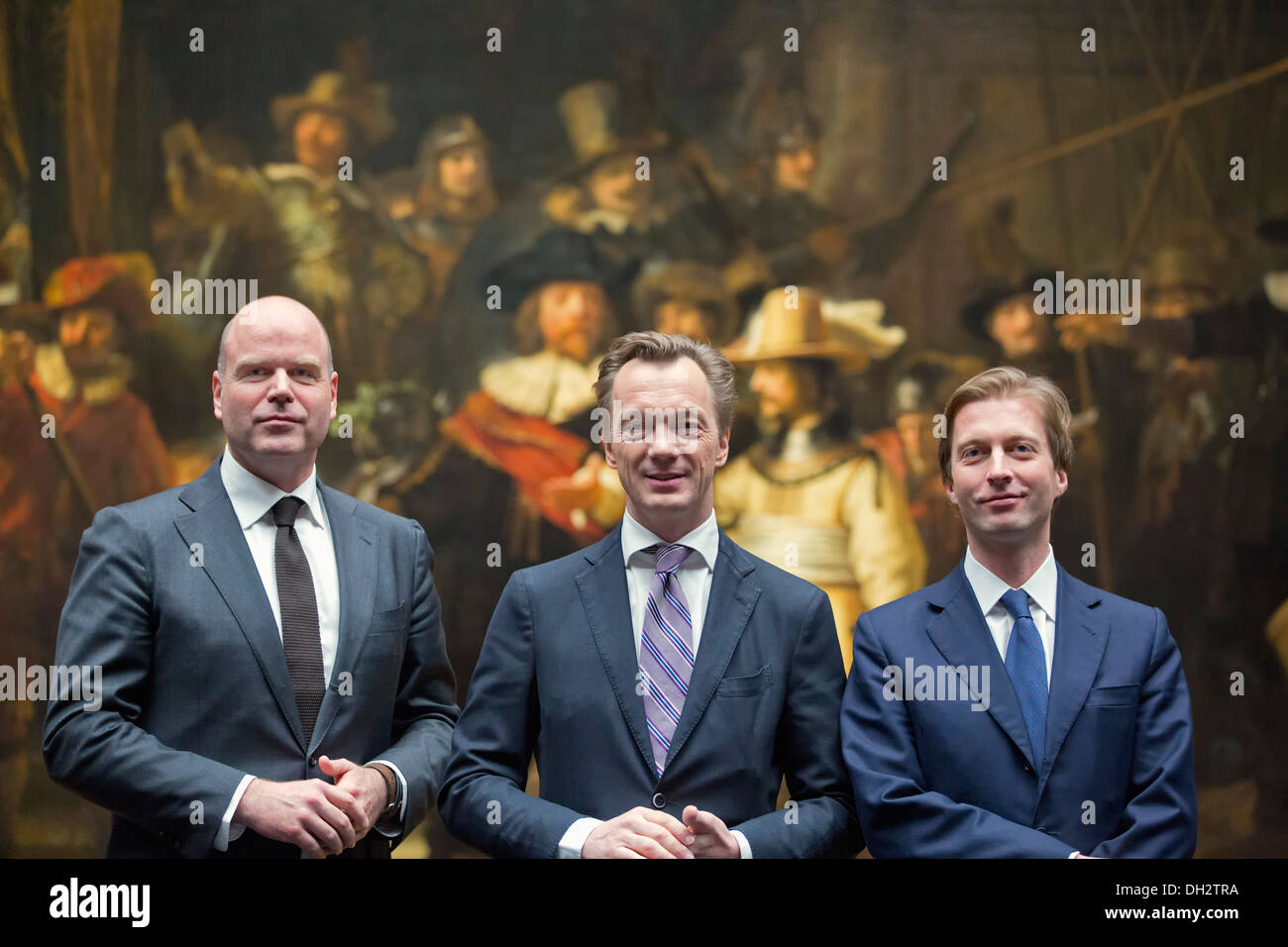 Niederlande, Amsterdam, Rijksmuseum. Eröffnung des Rijksmuseum 4. April 2013. Vor der Nachtwache, Rembrandt van Rijn. 17. Jahrhundert. Stockfoto